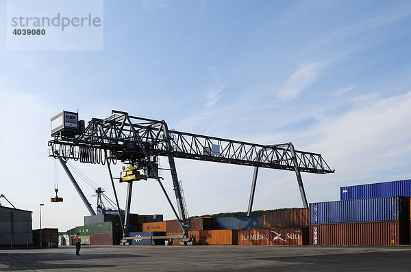 Containerbrücke  in der Kranbahn stehen Überseecontainer zum Umschlag auf Rheinschiffe bereit  im Hafen Bonn  Bonn  Nordrhein-Westfalen  Deutschland  Europa