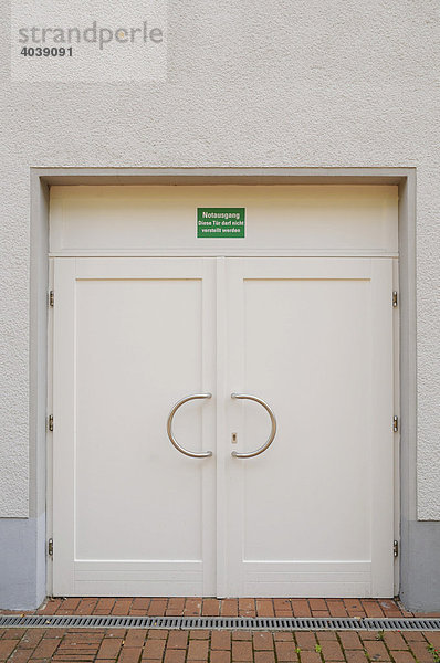 Doppelflügelige Notausgangtür mit Schild: Notausgang Diese Tür darf nicht verstellt werden