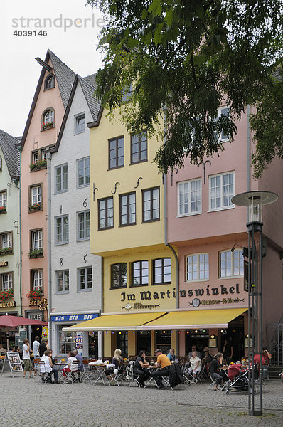 Fußgängerzone  bunte charakteristische Fassaden im Martinswinkel mit Außengastronomie  Martinsviertel  Köln  Nordrhein-Westfalen  Deutschland  Europa