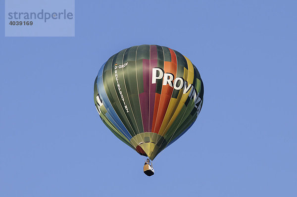 Fesselballon am blauen Himmel  Heißluftballon der Provinzial Versicherung der Rheinprovinz