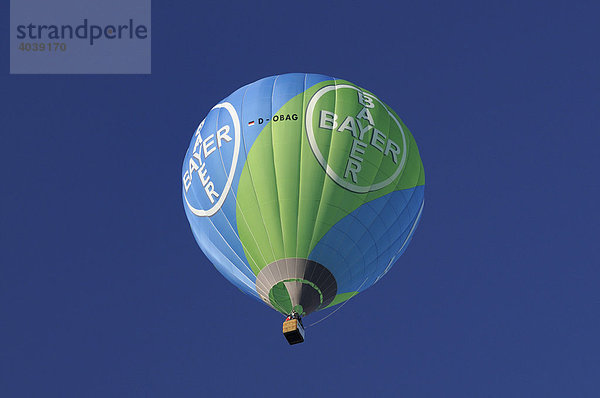 Fesselballon am blauen Himmel  Heißluftballon der Bayer Werke