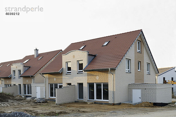 Wohnungsbau  Neubausiedlung  Doppelhaushälften kurz vor Fertigstellung