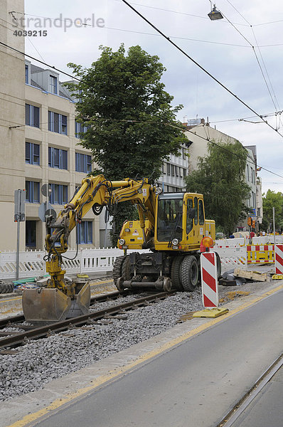 Baustelle Gleisbauarbeiten Straßenbahn  Spezialbagger auf den Schienen