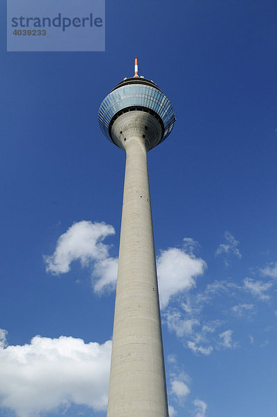 Blick hinauf zum Rheinturm  höchstes Gebäude Düsseldorfs  Düsseldorf  Nordrhein-Westfalen  Deutschland  Europa