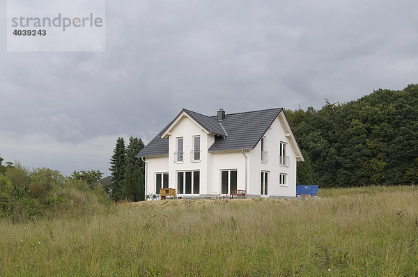 Frisch fertiggestelltes Wohnhaus in Neubaugebiet  Nordrhein-Westfalen  Deutschland  Europa