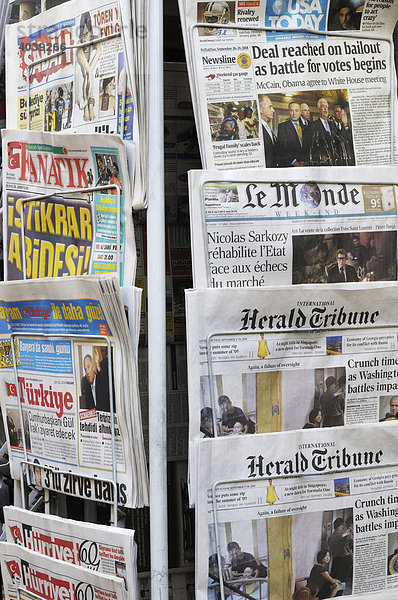 Zeitungsständer mit türkischen  englischen und französischen Zeitungen