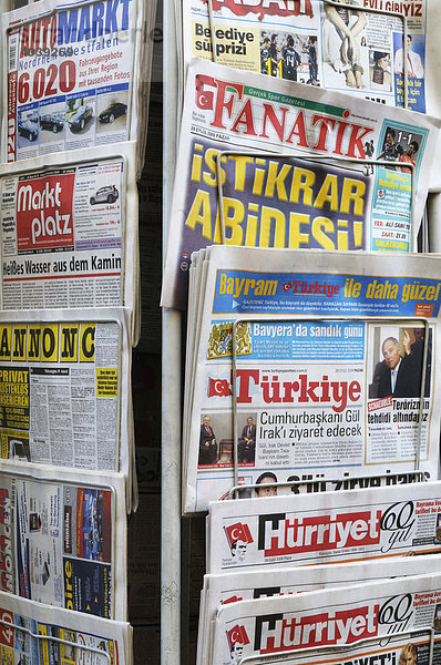 Zeitungsständer  deutsche und türkische Zeitungen