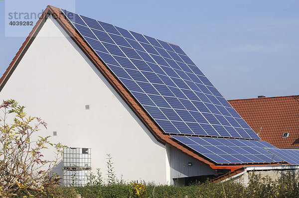 Große Dachfläche mit Sonnenkollektoren in Siedlung