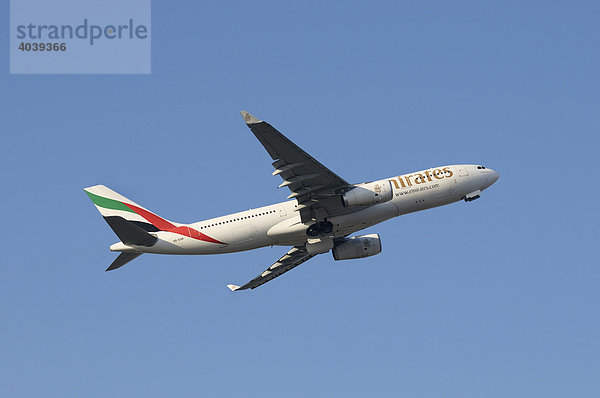 Emirates Verkehrsflugzeug Airbus A330-200 im Steigflug