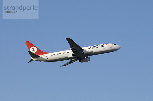 Turkish Airlines Verkehrsflugzeug Boeing 737-800 im Steigflug