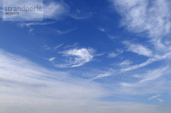 Schleierwolken am blauen Himmel
