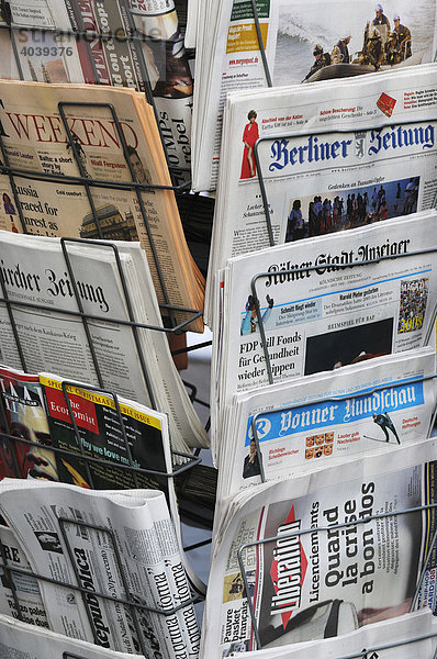 Zeitungsständer mit Tageszeitungen  international