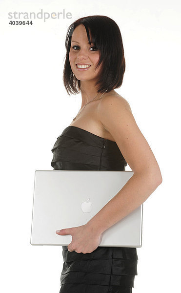 Junge Frau trägt Apple MacBook Pro Notebook