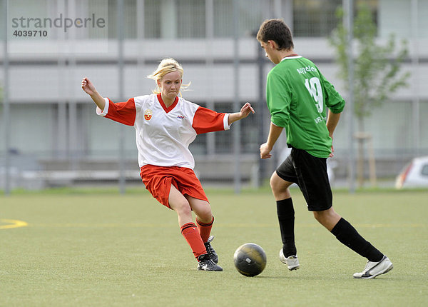 Mädchen spielen gegen Jungs Fußball