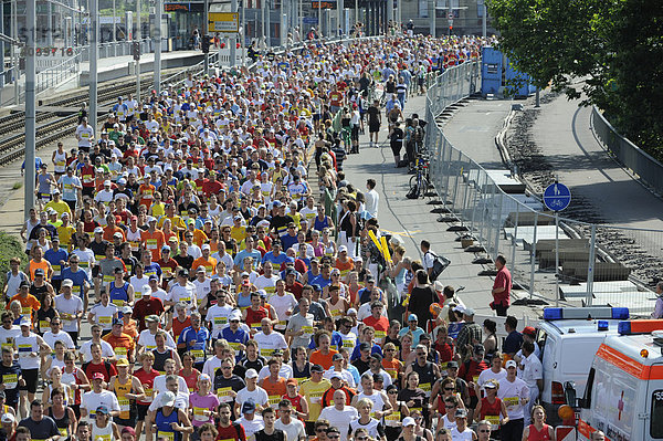 Massenstart beim Halbmarathon auf der König-Karls-Brücke  Stuttgart  Baden-Württemberg  Deutschland  Europa  22.06.2008