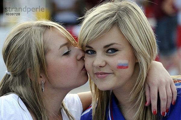 Zwei weibliche Fußballfans der russischen Nationalmannschaft