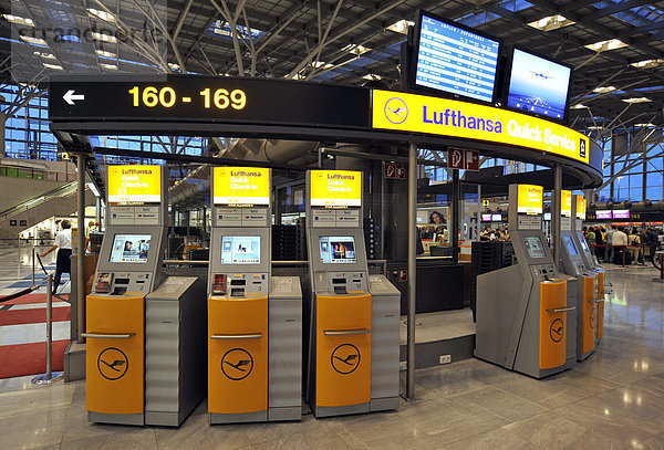 Lufthansa Check-In Terminals und Schalter  Flughafen Stuttgart  Baden-Württemberg  Deutschland  Europa