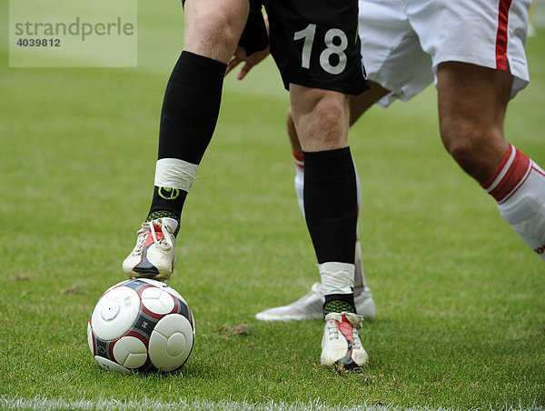 Fußballer Beine mit Ball  Fußball Zweikampf  Ausschnitt