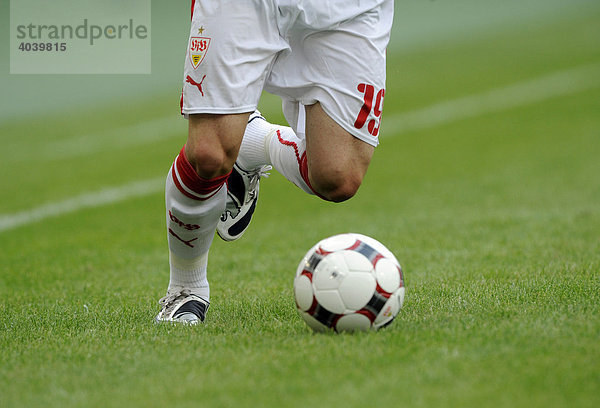 Fußballer spielt Ball  Detailaufnahme Beine