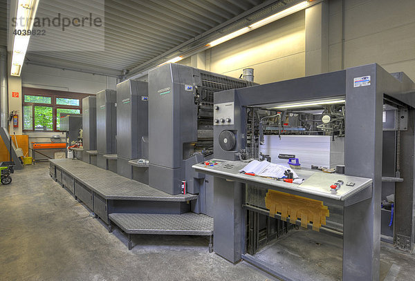 HEIDELBERG Speedmaster Druckmaschine mit Anleger und Druckwerk in der Halle einer Druckerei