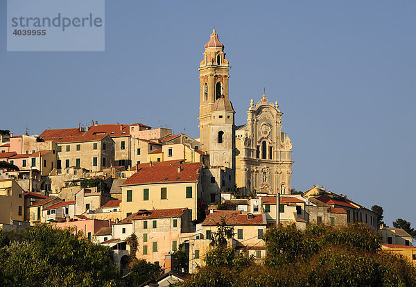 Cervo mit Pfarrkirche San Giovanni Battista  Riviera dei Fiori  Ligurien  Italien  Europa