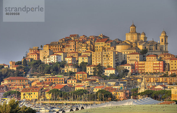 Imperia  Stadtteil Porto Maurizio mit klassizistischem Dom  Riviera dei Fiori  Ligurien  Italien  Europa