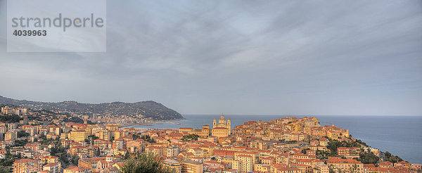 Panoramaaufnahme Imperia  Stadtteil Oneglia und Porto Maurizio mit klassizistischem Dom  Riviera dei Fiori  Ligurien  Italien  Europa