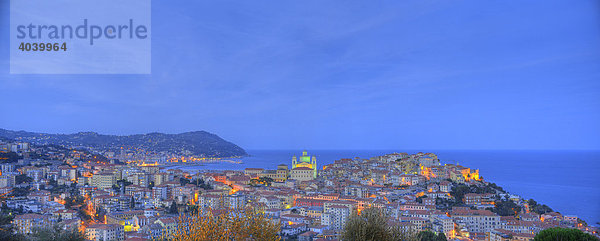 Panoramaaufnahme  Nachtaufnahme Imperia  Stadtteil Oneglia und Porto Maurizio mit klassizistischem Dom  Riviera dei Fiori  Ligurien  Italien  Europa