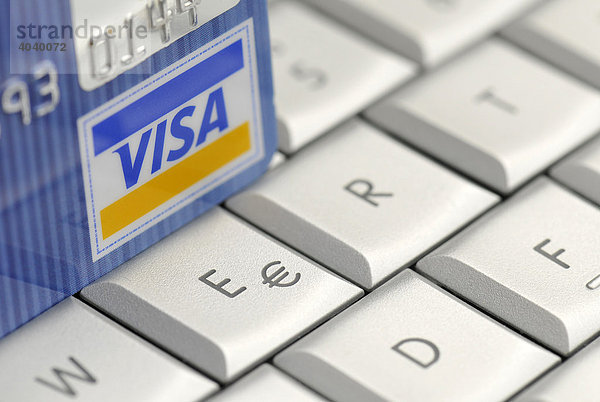 VISA Kreditkarte und EURO-Symbol auf Tastatur Apple MacBook Pro  Online-Shopping
