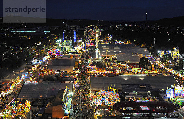 Nachtaufnahme Cannstatter Volksfest  Stuttgart  Baden-Württemberg  Deutschland  Europa