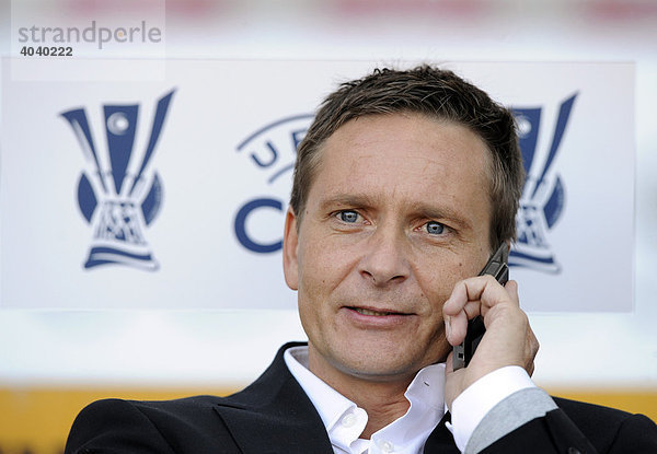 Manager Horst HELDT  VfB Stuttgart  telefoniert mit Handy vor UEFA-Cup Logo