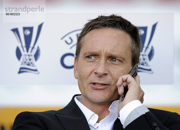 Manager Horst HELDT  VfB Stuttgart  telefoniert mit Handy vor UEFA-Cup Logo