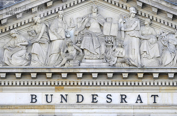 Schriftzug und Relief im Tympanon über Hauptportal Bundesrat  Berlin  Deutschland  Europa