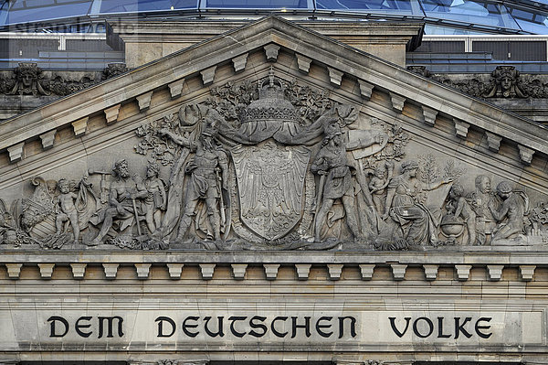 Schriftzug Dem Deutschen Volke und Relief im Tympanon über Hauptportal  Reichstagsgebäude  Berlin  Deutschland  Europa