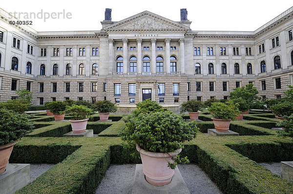 Garten und Gebäude mit Hauptportal Bundesrat  Berlin  Deutschland  Europa