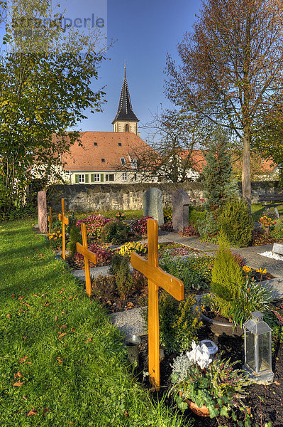 Friedhof mit Kirche in Ortsteil Siegelhausen bei Marbach am Neckar  Baden-Württemberg  Deutschland  Europa