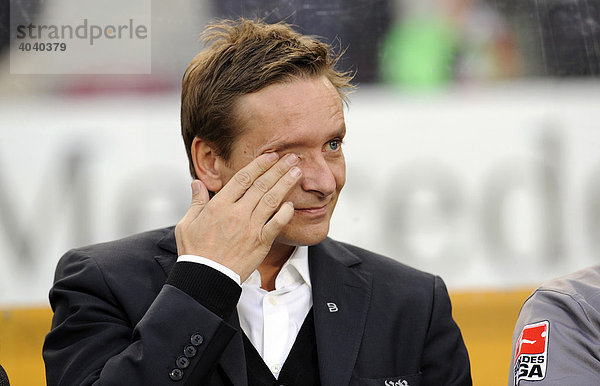 Horst HELDT  Manager VfB Stuttgart  reibt Auge