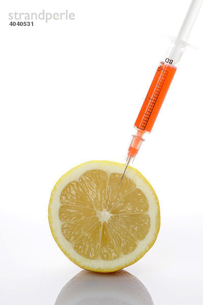Spritze in Zitrone  Symbolbild genmanipulierte Lebensmittel