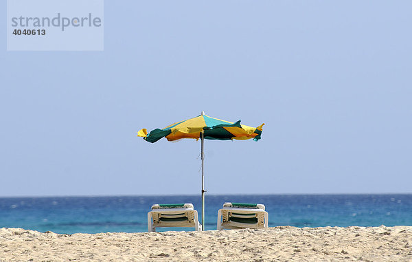 Sonnenschirm und Liegen  Playa Bajo Negro  Fuerteventura  Kanarische Inseln  Spanien  Europa