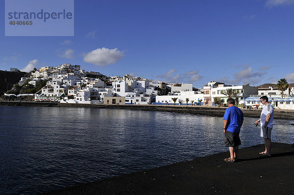 Angler im Hafen von Las Playitas  Fuerteventura  Kanarische Inseln  Spanien  Europa