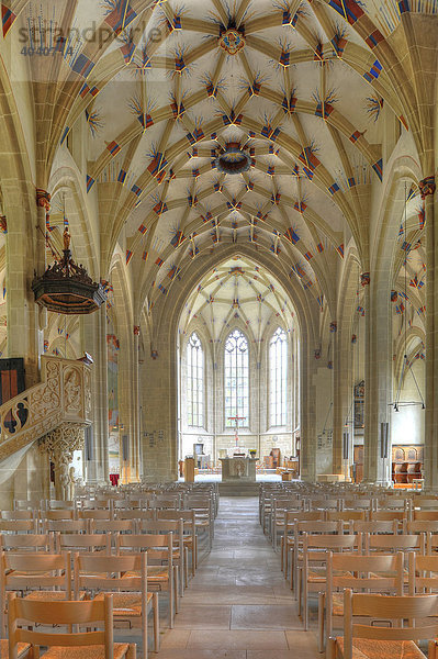 Innenaufnahme Chorraum mit Altar und Netz- oder Sterngewölbe im Langschiff  Alexanderkirche  Marbach am Neckar  Baden-Württemberg  Deutschland  Europa