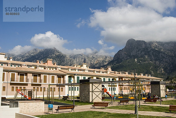 Neubausiedlung mit Blick auf die Berge am Rande von Soller  Mallorca  Balearen  Spanien  Europa