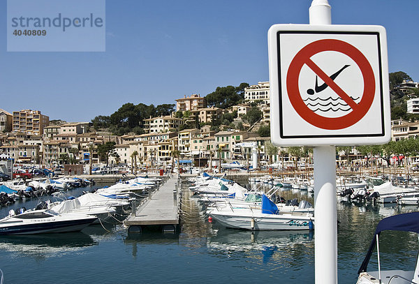 Jachthafen mit Schwimmverbot von Puerto de Soller  Mallorca  Balearen  Spanien  Europa