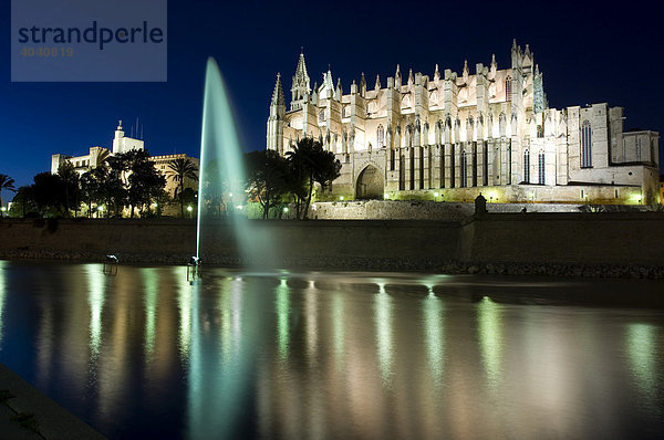Die Kathedrale Sa Seu bei Nacht  Palma de Mallorca  Balearen  Spanien  Europa