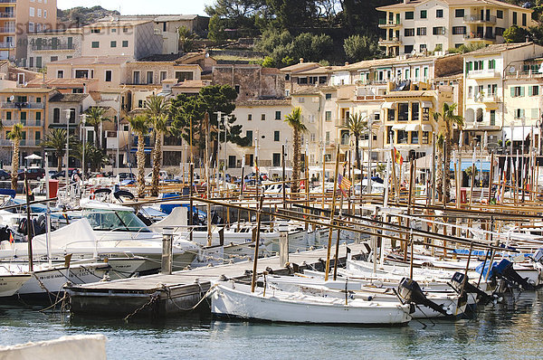 Blick über die Fischerboote auf die Altstadt  Port de Soller  Mallorca  Balearen  Spanien  Europa