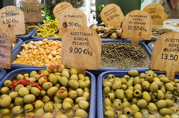 Marktstand mit Oliven und anderen würzigen Zutaten  Soller  Mallorca  Balearen  Spanien  Europa