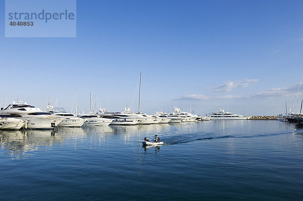 Teure Motorjachten im Jachthafen von Portals Nous  Mallorca  Balearen  Spanien  Europa