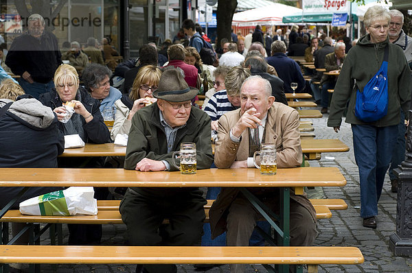 Senioren in einem Biergarten auf dem Viktualienmarkt beim Bier trinken  München  Bayern  Deutschland  Europa