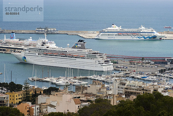 Hafen von Palma de Mallorca mit Kreuzfahrtschiffen  Balearen  Spanien  Europa