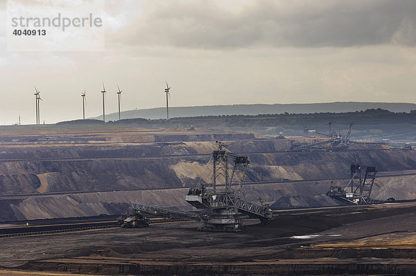 Braunkohlentagebau Garzweiler  hinten Windkraftwerke  Nordrhein-Westfalen  Deutschland  Europa